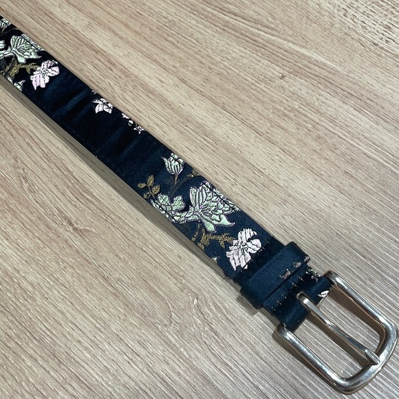 Black Embroidered Floral Glossy Manmade Belt Size Small/Medium - Picture 9 of 9